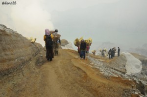 Penambang belerang Kawah Ijen