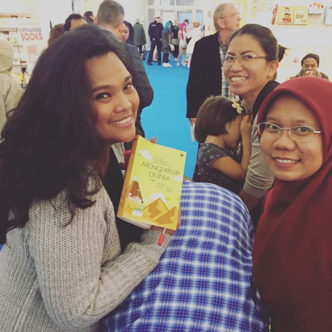 Bersama Fe dan Mindy dalam sesi tandatangan buku Menghirup Dunia. Terima kasih buat suami Fe yang meminjamkan punggungnya :)