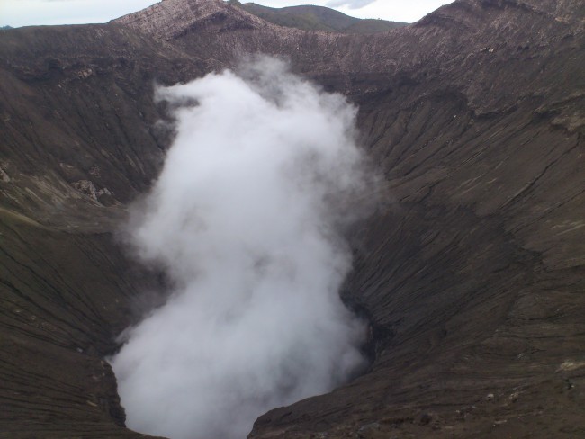 Kawah Gunung Bromo. Saya selalu ngeri kalau berdiri disini, takut kepleset.