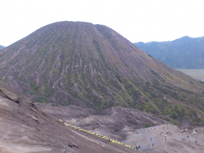 sedang duduk istirahat ditepi kawah. Lihat yang warna kuning? Itu adalah tangga untuk menuju Kawah Gunung Bromo yang konon jumlahnya ada 250 anak tangga.