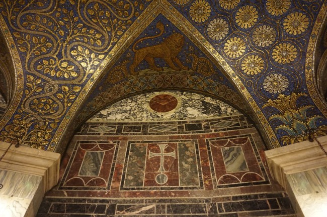 Salah satu sudut dinding dan langit-langit di Aachen Cathedral