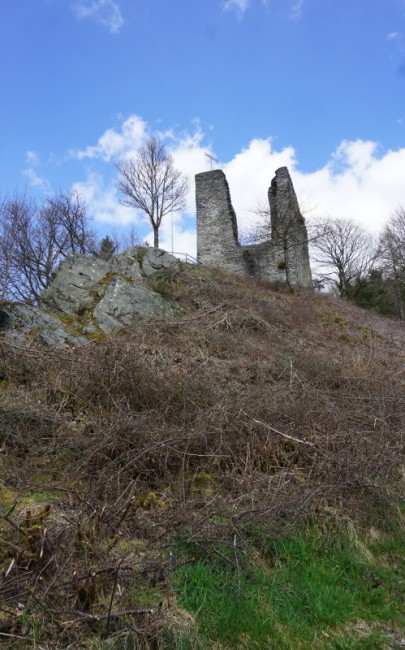 Naik ke bukit untuk melihat Monschau dari atas