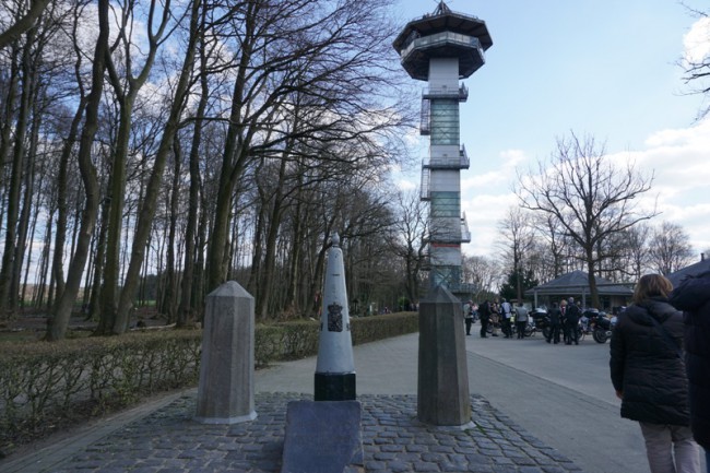 Tugu yang menyatakan bahwa tempat ini adalah yang tertinggi di Belanda