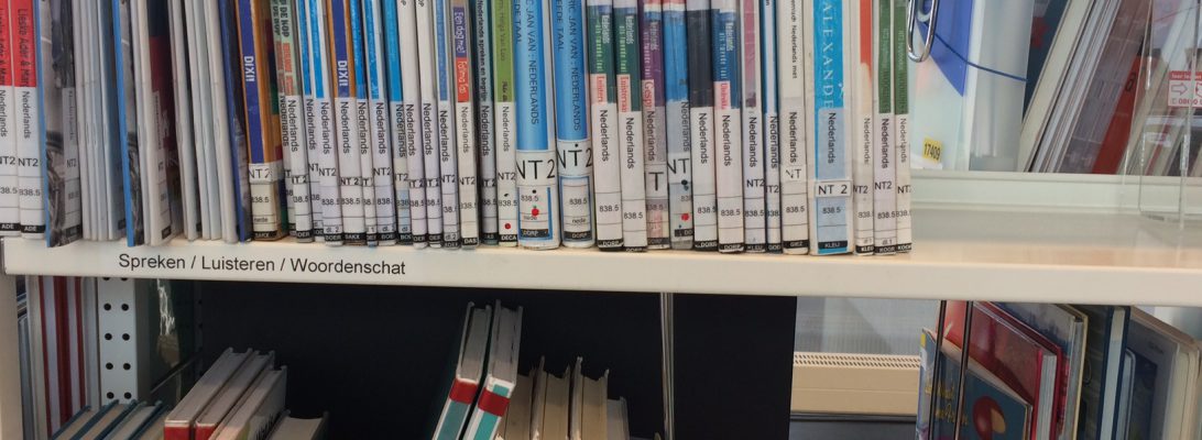 Buku-buku NT2 di perpustakaan pusat Den Haag