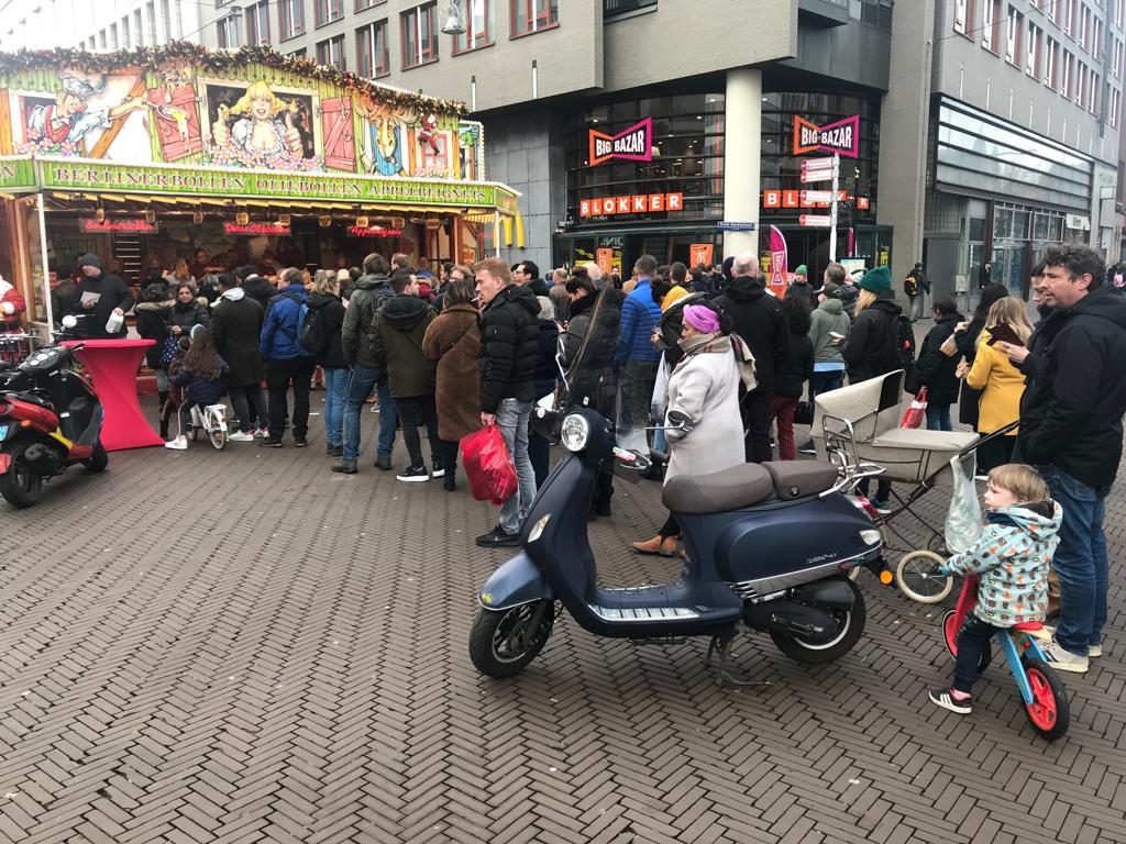 Antrian di stan Oliebollen yang terkenal di Den Haag