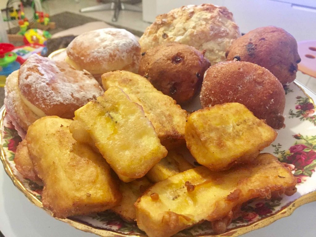 Camilan malam tahun baru kami : Oliebollen, Berlinerbollen, Apelkanjer, dan pisang goreng. Yang laku malah pisang gorengnya