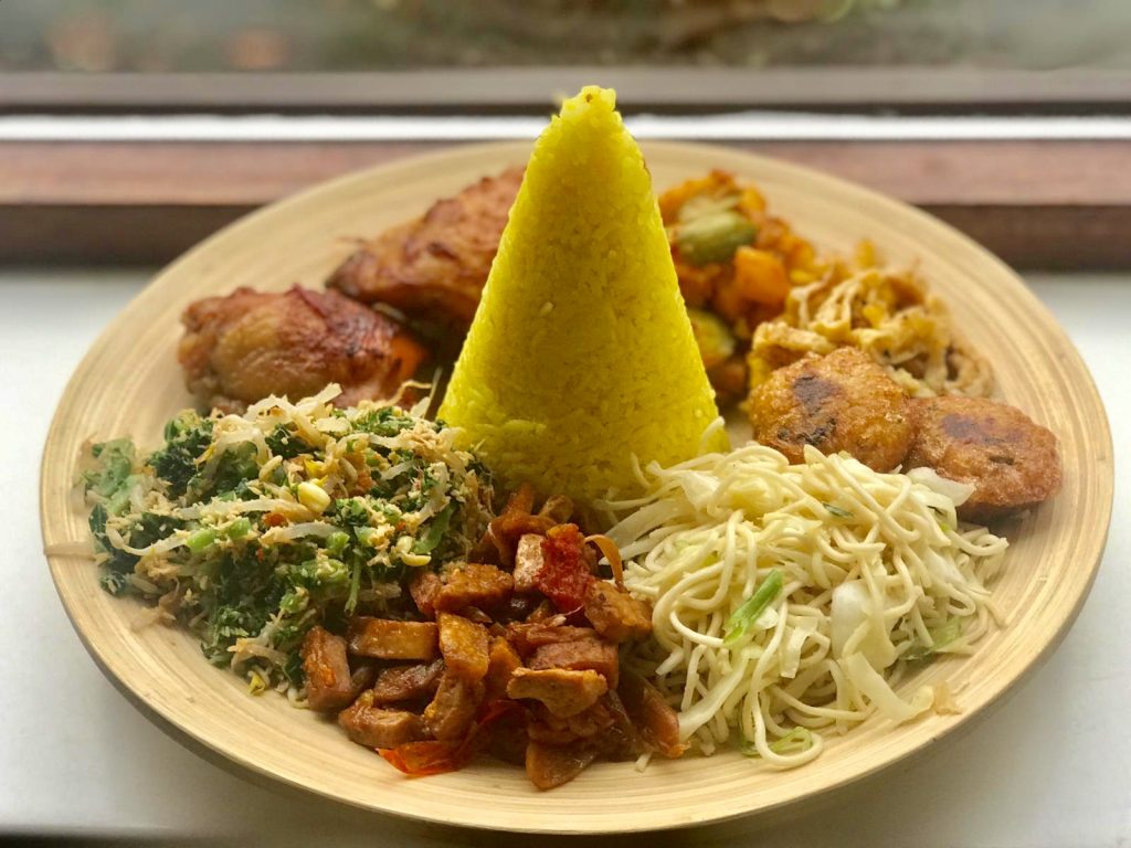 Tumpeng Syukuran nasi kuning dengan lauk pelengkapnya : orek tahu tempe, mie goreng kuning, urapan sayur, ayam panggang bumbu rujak, sambe goreng kentang pete, irisan telur dadar, dan perkedel