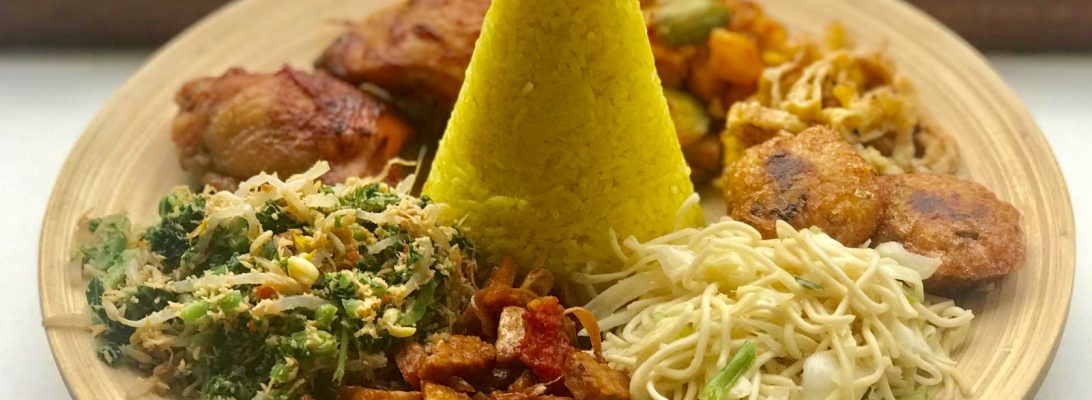 Tumpeng Syukuran nasi kuning dengan lauk pelengkapnya : orek tahu tempe, mie goreng kuning, urapan sayur, ayam panggang bumbu rujak, sambe goreng kentang pete, irisan telur dadar, dan perkedel