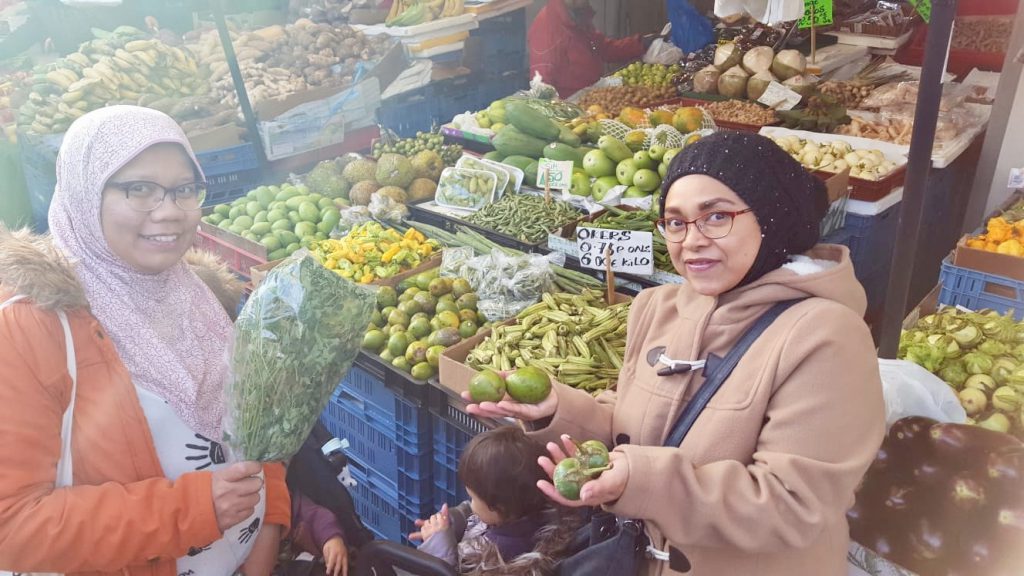 Muka gembira bersama teman yang kena kompor datang dari Rotterdam khusus ke Haagse Markt. Saya gembira ada daun kelor, dia gembira karena bisa beli kedondong dan terong hijau. Gembira itu gampang ternyata haha