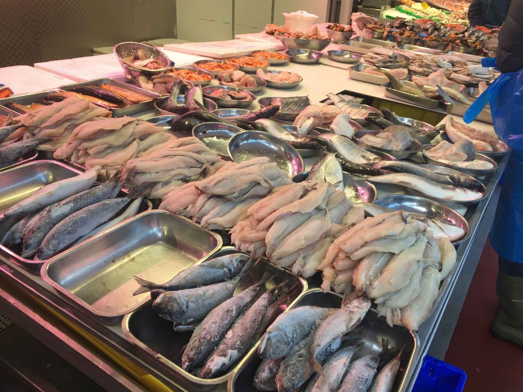 De Haagse Markt - Den Haag - Belanda Stan ikan. Ini yang saya maksud, dalam bak harganya 5 euro