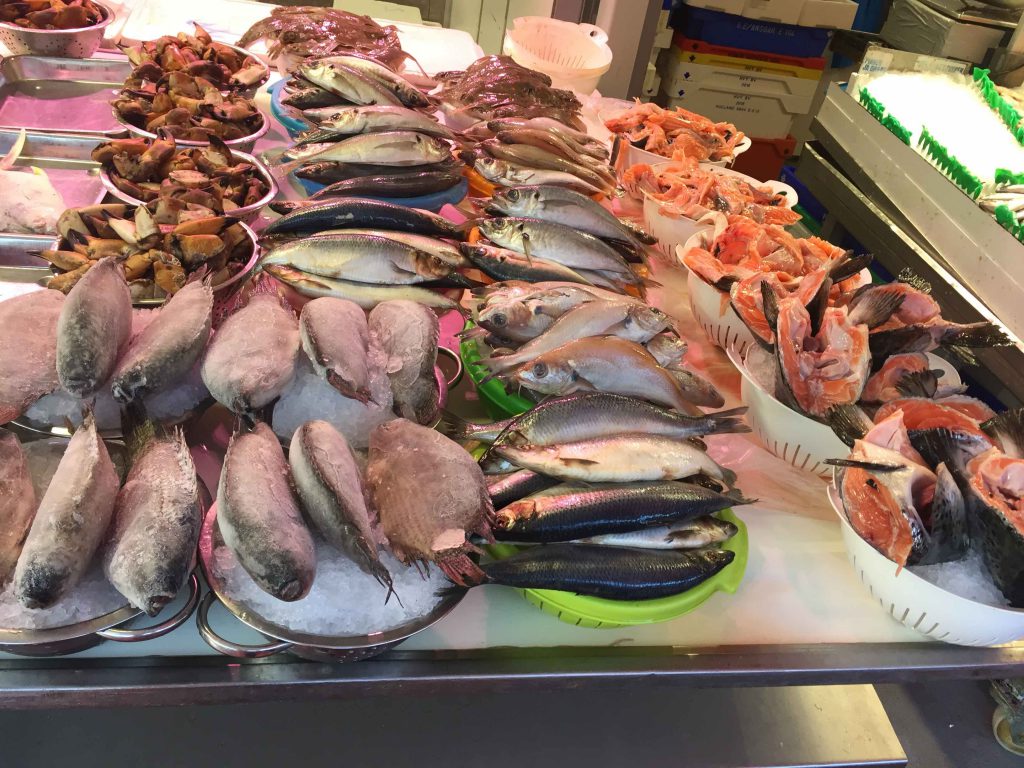 De Haagse Markt - Den Haag - Belanda Stan ikan. Ini yang saya maksud, dalam bak harganya 5 euro